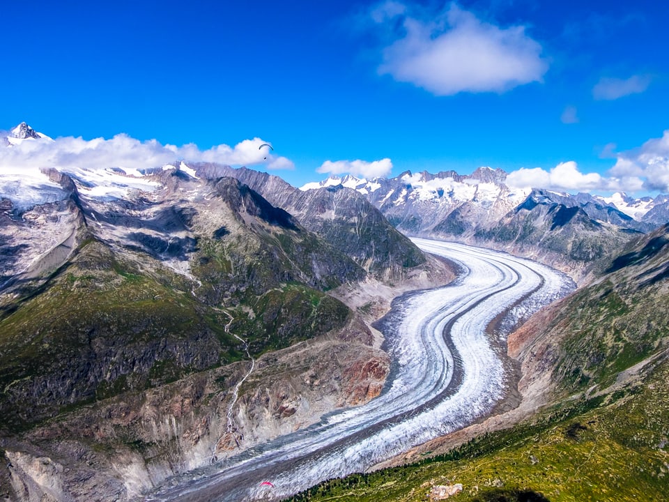 Blauer Himmel, Alpenlandschaft mit Gletscher