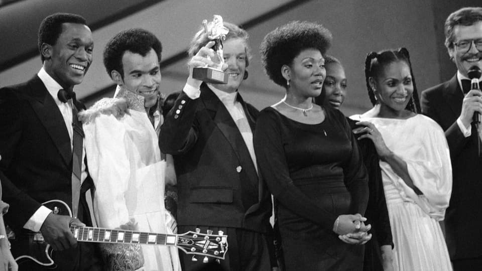 Frank Farian (Mitte) mit Mitgliedern der Band Boney M. bei einem Auftritt 1985 in Dortmund.
