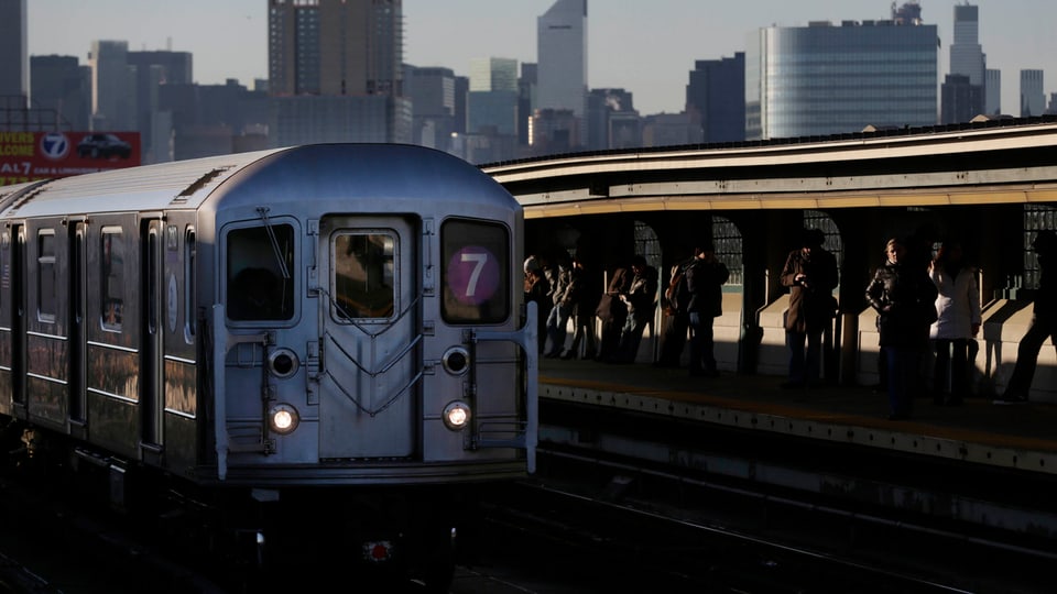 Subway, im Hintergrund die New Yorker Skyline. 