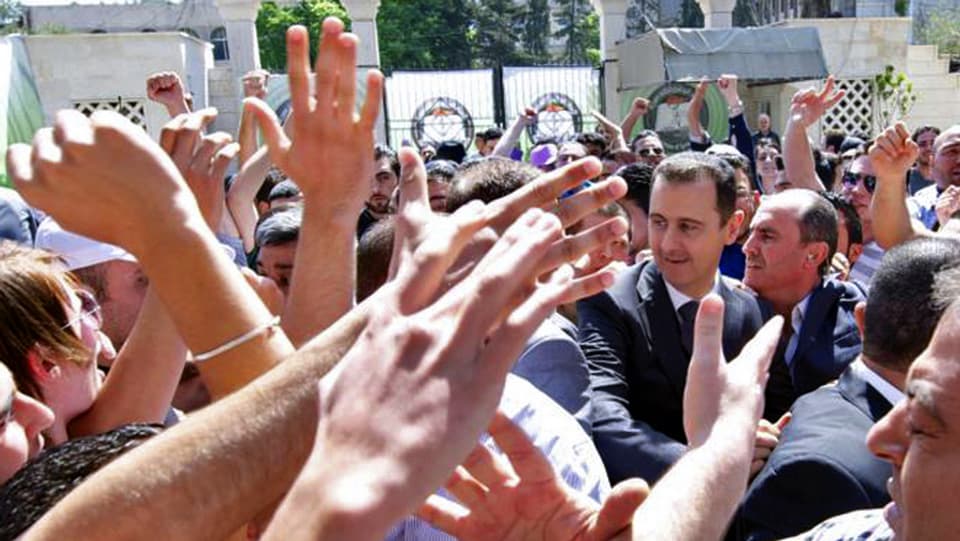 Assad von Anhängern umgeben.