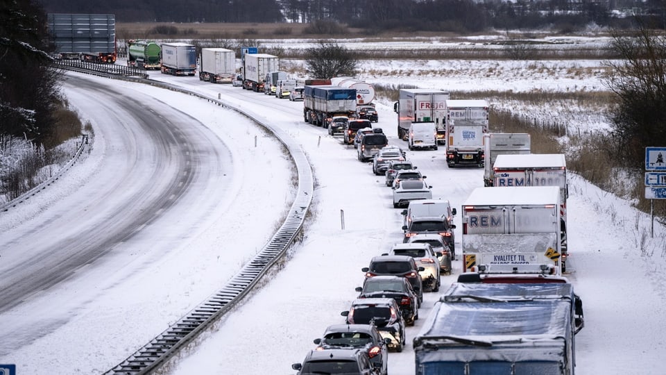 Lastwagen und Autos stehen auf der Autobahn E45 bei Randers, Halbinsel Jütland, Dänemark, am 04. Januar 2024.