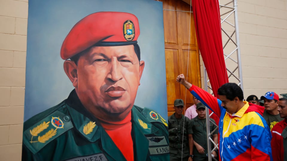 Maduro salutiert vor einem Chavez-Porträt
