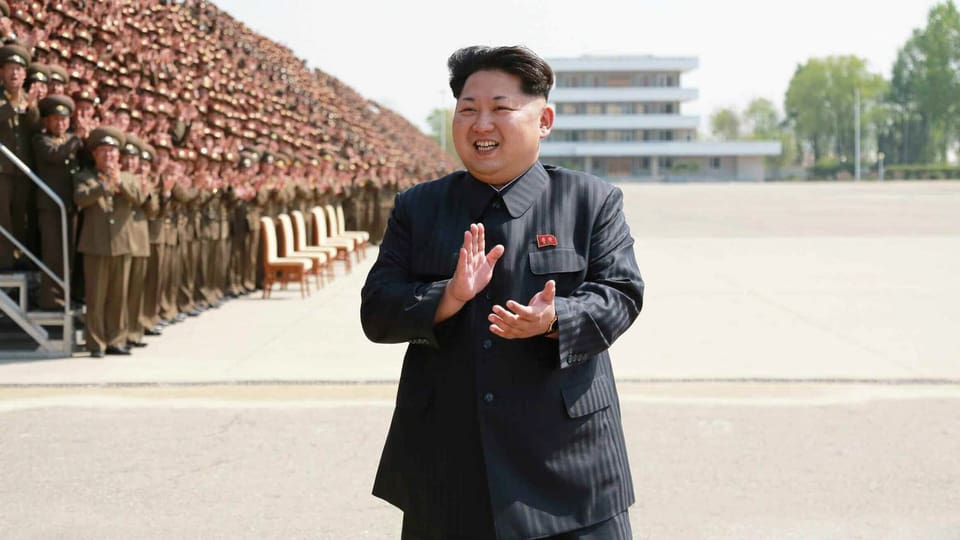 Kim Jon-un applaudiert sich selbst.