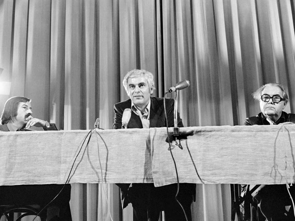 Adolf Muschg mit Günter Grass und Max Frisch an einer Pressekonferenz.