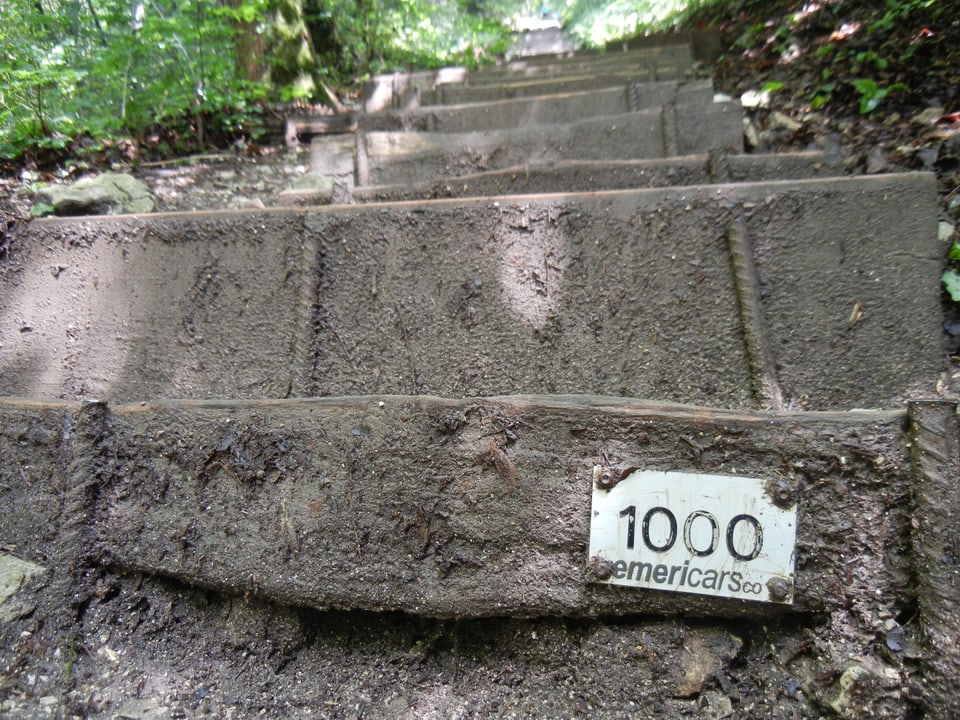 Schild zeigt an, dass 1000 Stufen geschafft sind.