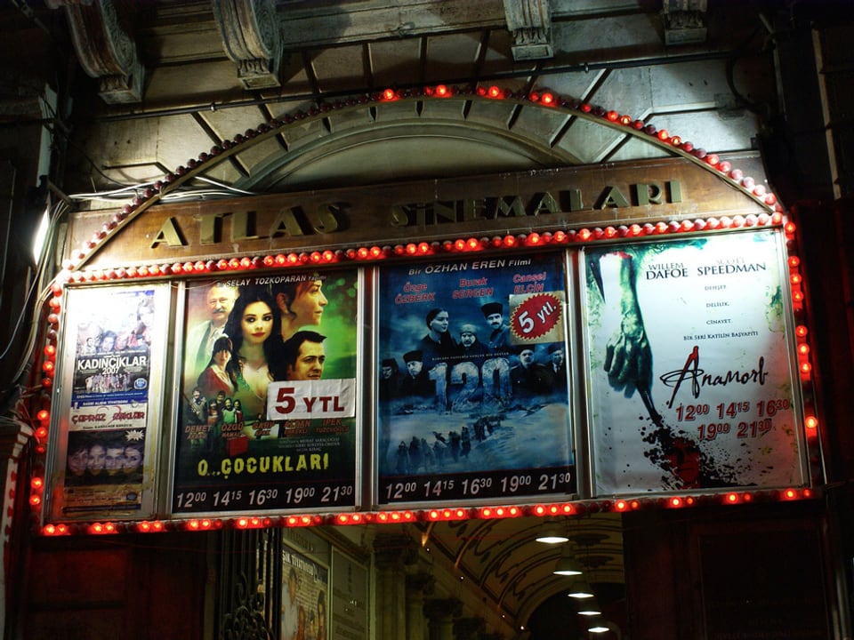 Plakate über dem Eingang zu einem Kino