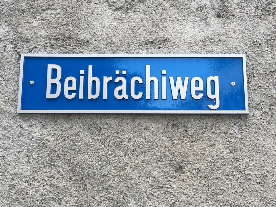 Auf einem Strassenschild steht «Beibrächiweg».