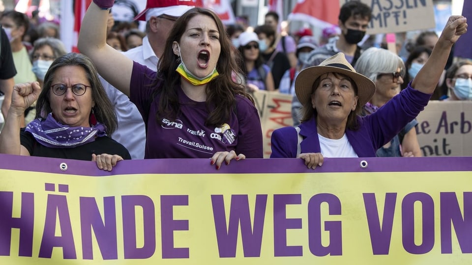 Frauen haben am Samstag, 18. September 2021, in Bern gegen das höhere Rentenalter demonstriert.