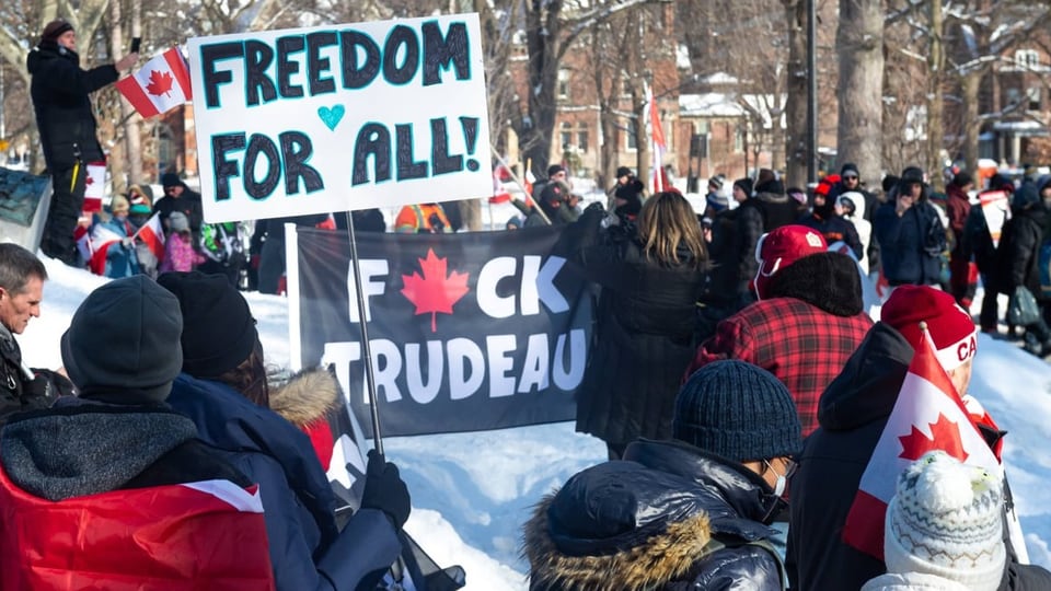 Menschen mit Kanadafahnen und einem F*uck-Trudeau-Schild.