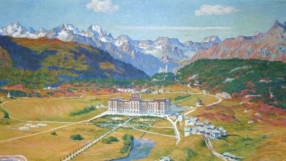 Blick auf eine Ebene mit einem grossen Hotel, dahinter eine Berglandschaft