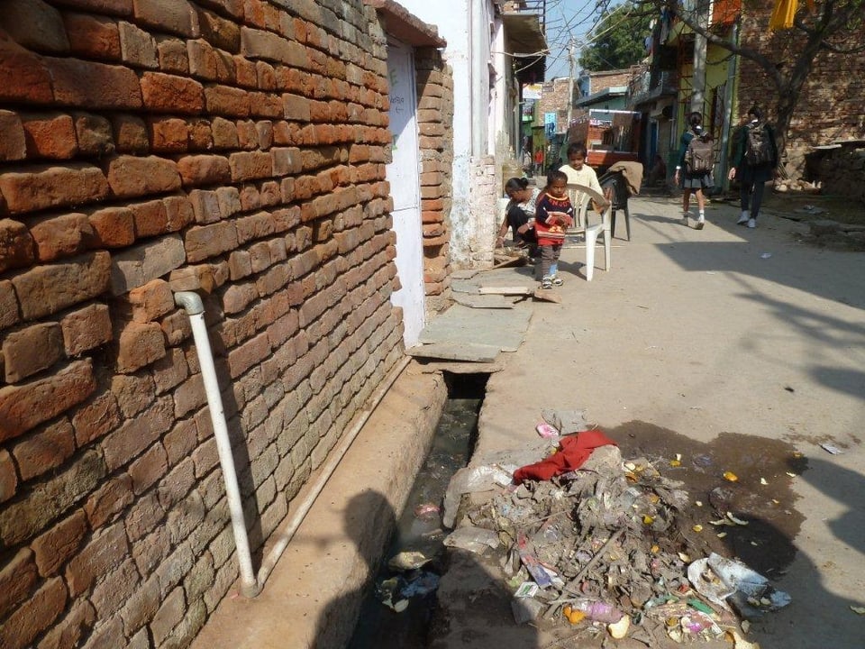Die Slums in Delhi verfügen oft nur über rudimentäre Abwassersysteme.