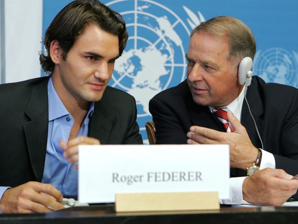 Das Bild zeigt Ogi am 21. September 2005 mit Tennisprofi Roger Federer.