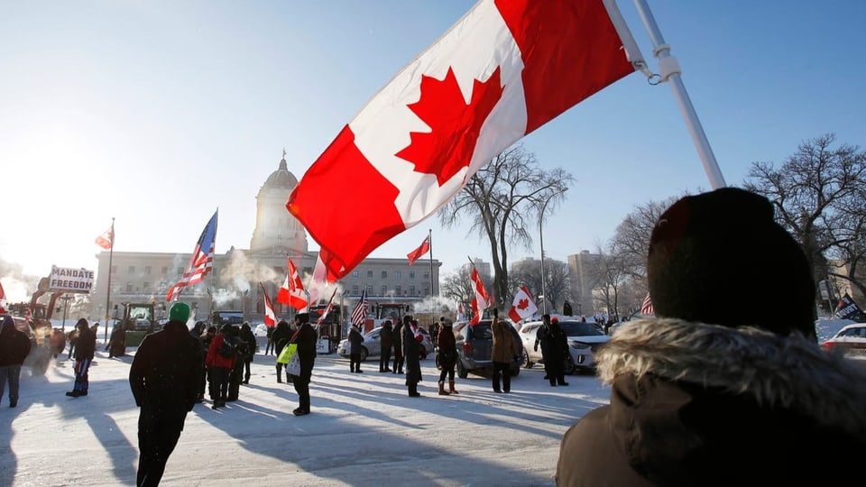 Demonstranten mit Fahnen vor Parlamentsgebäude in Ottawa.