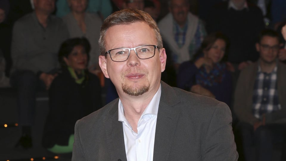 Mann mit Kinnbart und Brille.