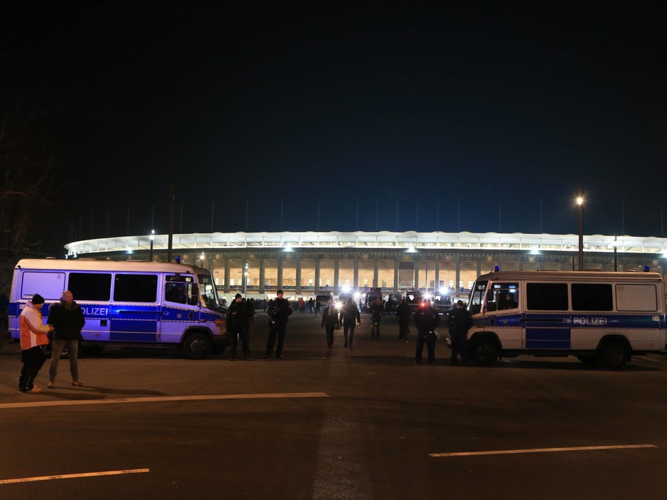 Polizeiwagen vor dem Berliner Olympiastadion.