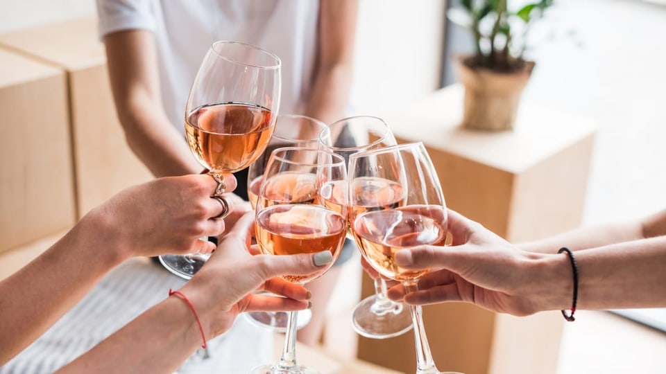 Anstossen dürfen Diabetiker mit trockenem Weisswein, Rosé oder einem Champagner brût.