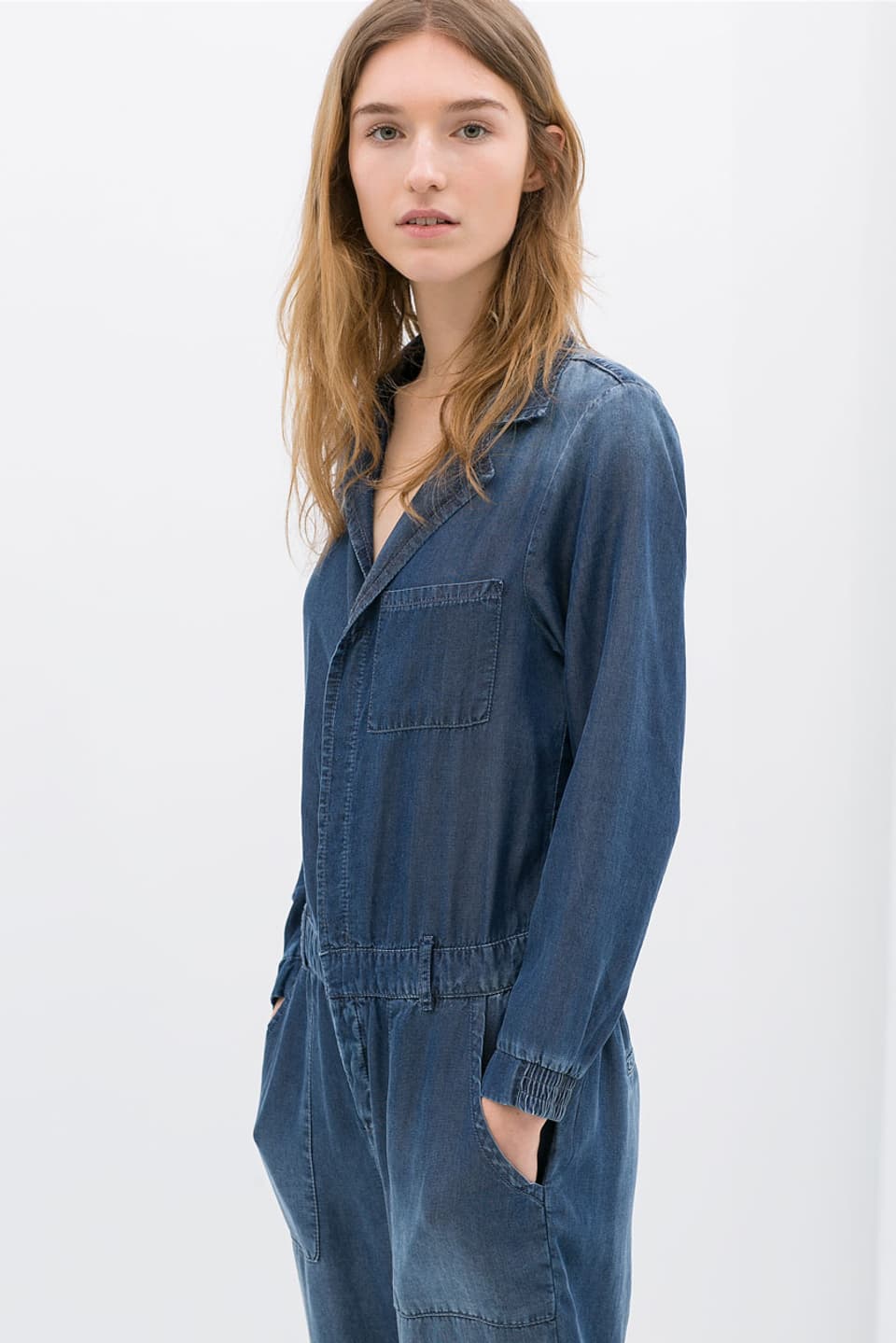 Manuela Frey in einem Jeans Overall