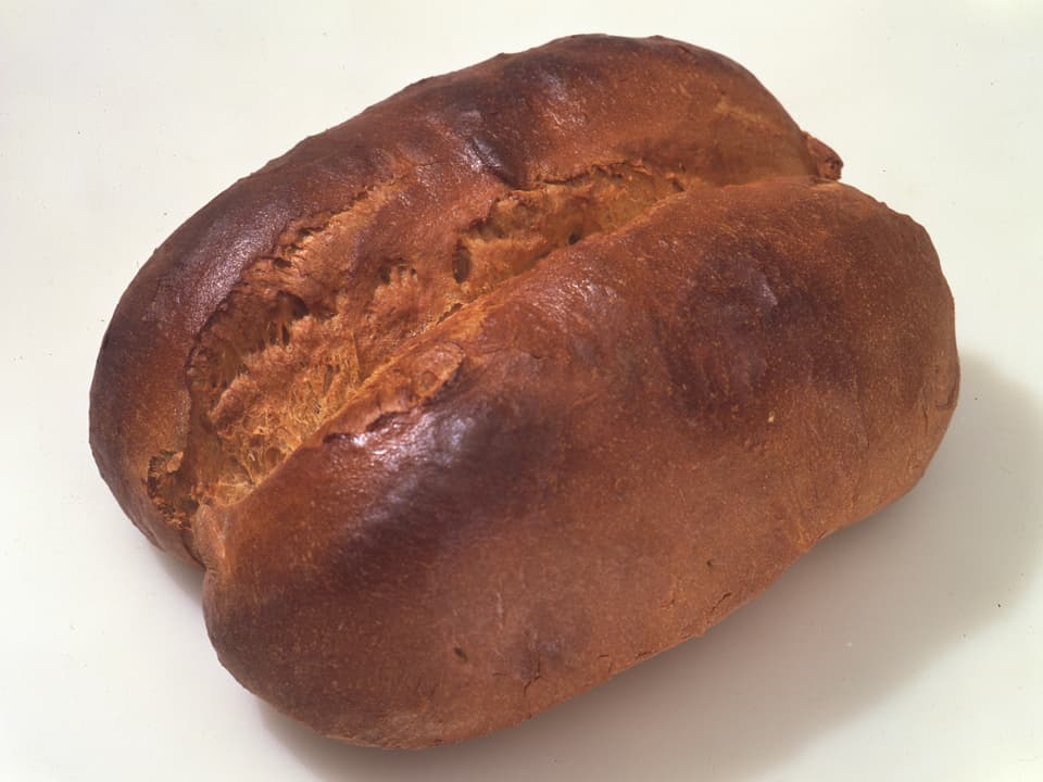 Ein Laib dunkel gebackenes Brot.