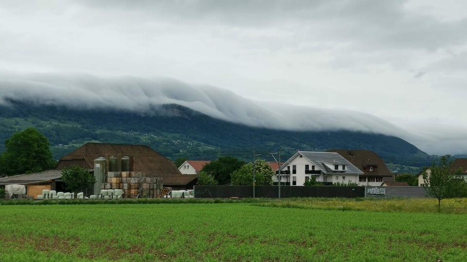 Wolkenwalze über dem Jura bei Deitingen