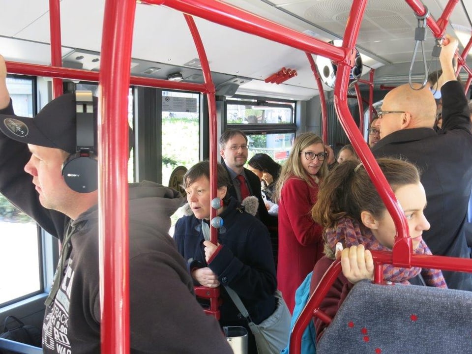 Reisende in einem Bus der Verkehrsbetriebe Freiburg.