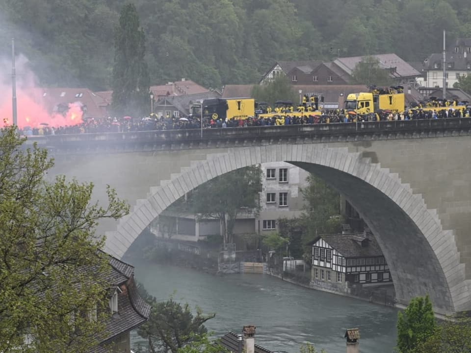 Fans auf Brücke