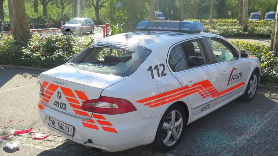 Polizeiauto mit eingeschlagenen Scheiben