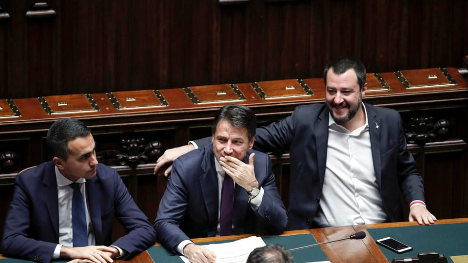 Luigi die Maio, Premierminister Conte und Matteo Salvini sitzen zusammen am Regierungspult.