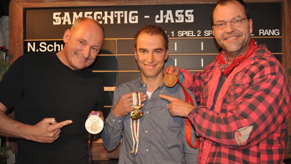 Cony Sutter, Nino Schurter und Peter Pfändler v.l. zeigen Sportmedaillen