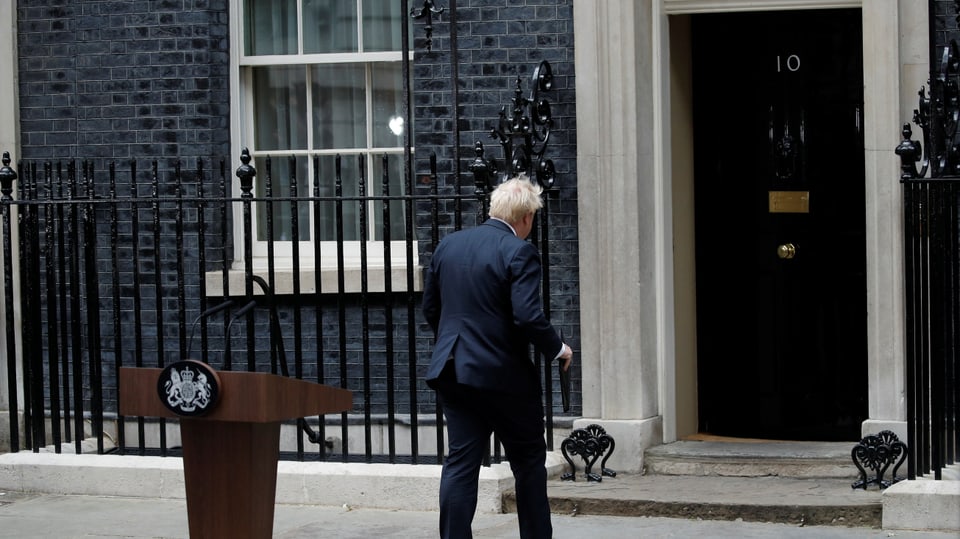 Boris Johnson verlässt die Dowining Street 10 in London