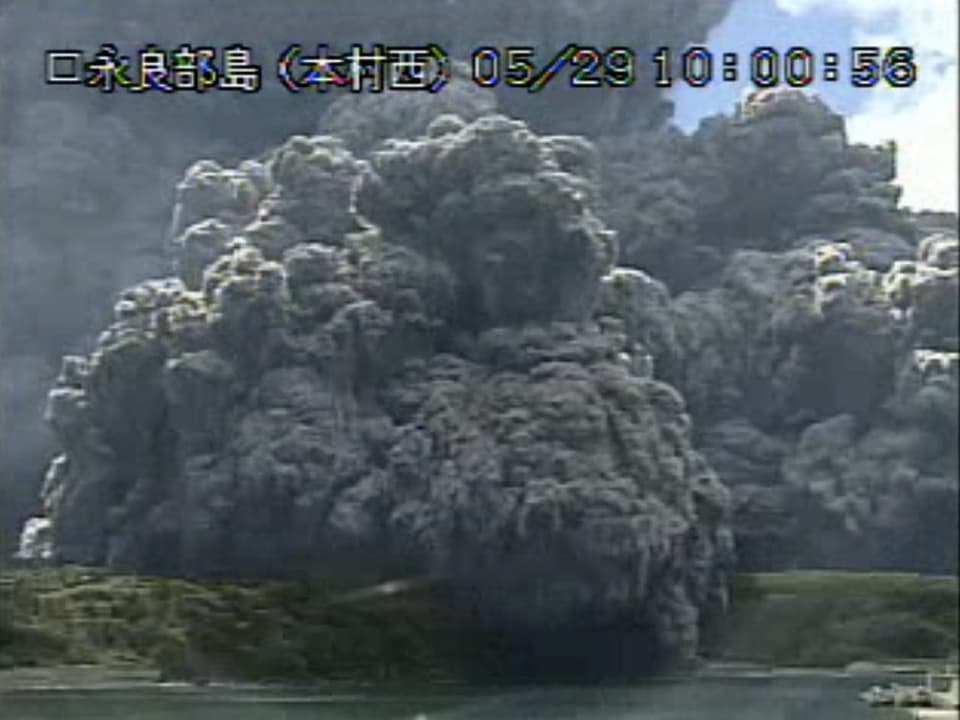 Dichte Rauchwolken eines Vulkanausbruchs
