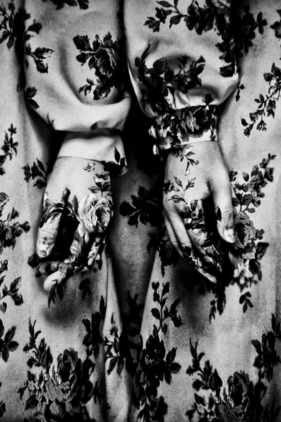 Ein Kleid und Hände voller Blumenmuster.