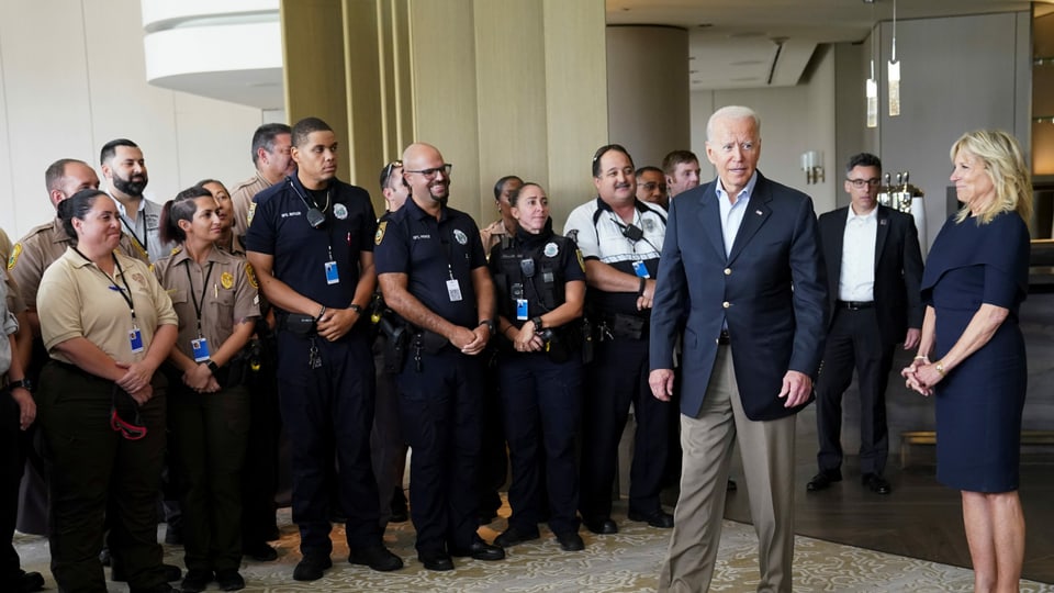 Joe Biden und Rettungskräfte