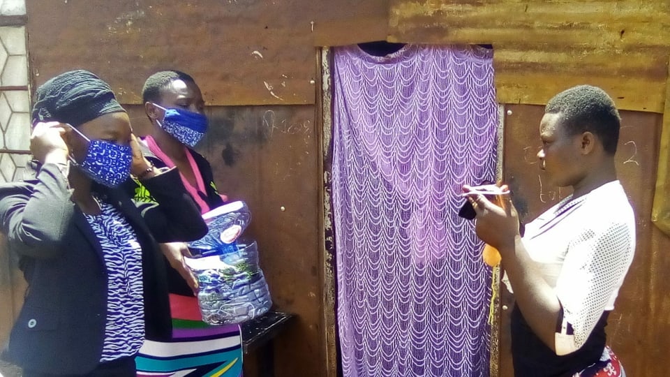 Freiwillige verteilen die Masken im Slum Kangemi