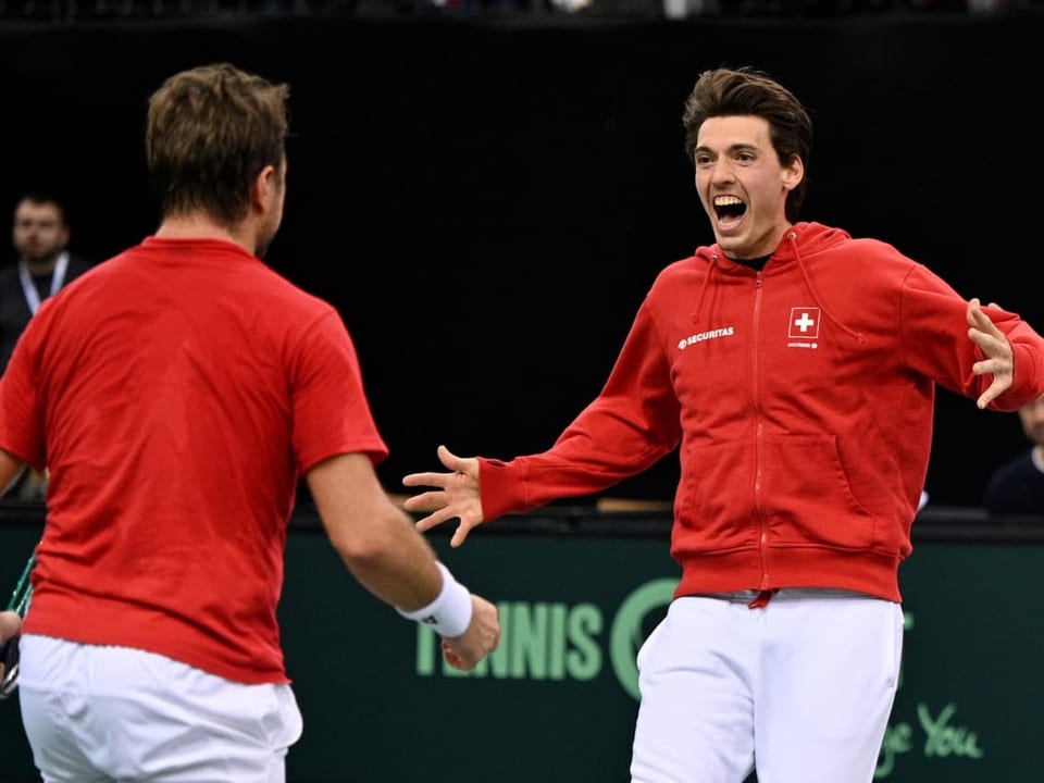 Erster Gratulant Marc-Andrea Hüsler gratuliert Stan Wawrinka nach seinem Sieg