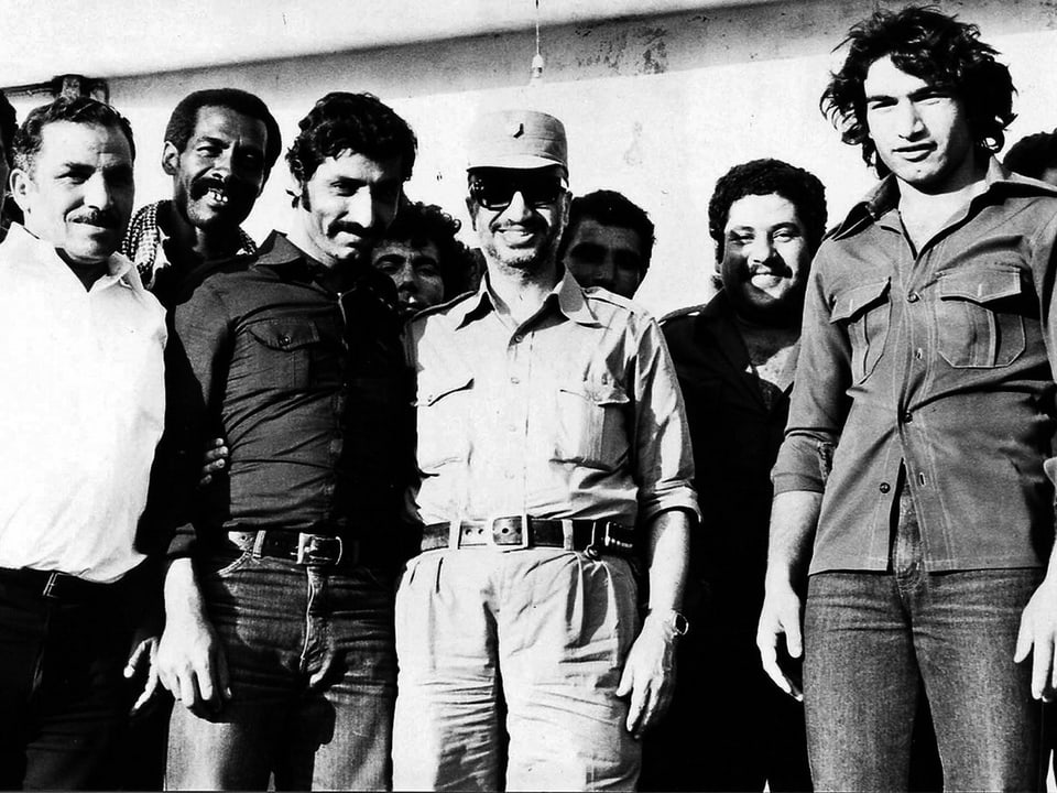 Arafat mit weiteren militärischen Figuren der PLO in Libanon