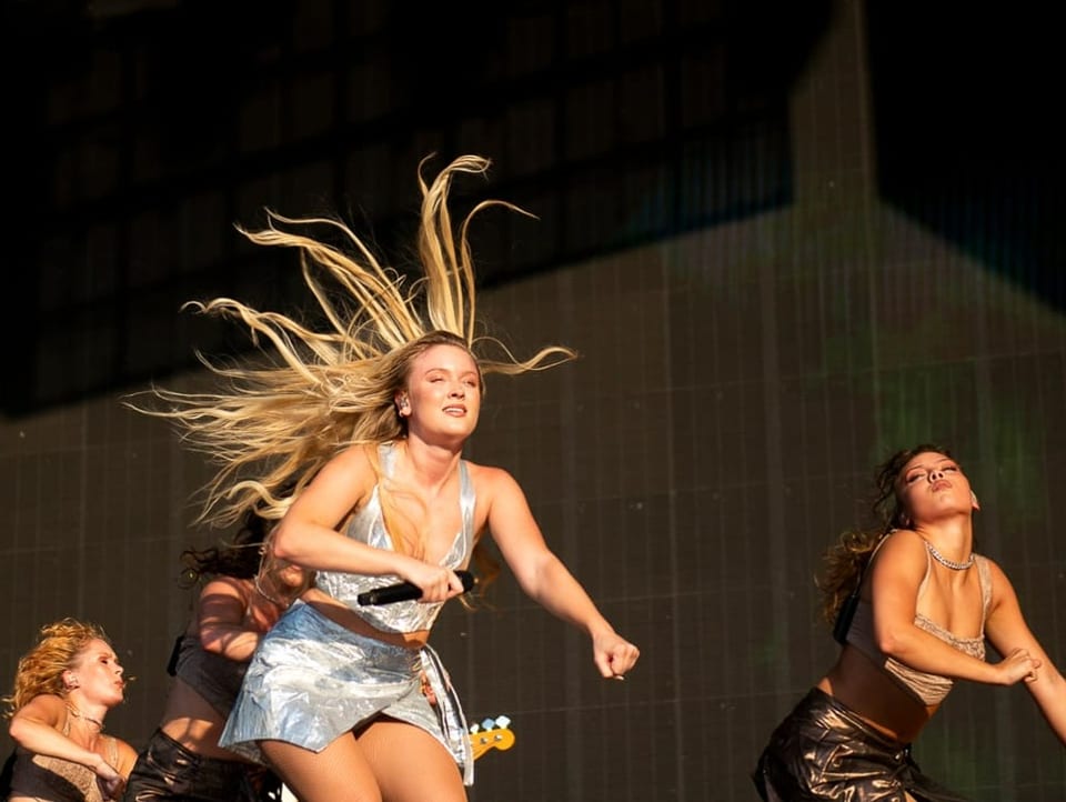Zara Larsson schwingt ihre Haare auf der Bühne am Zürich Openair