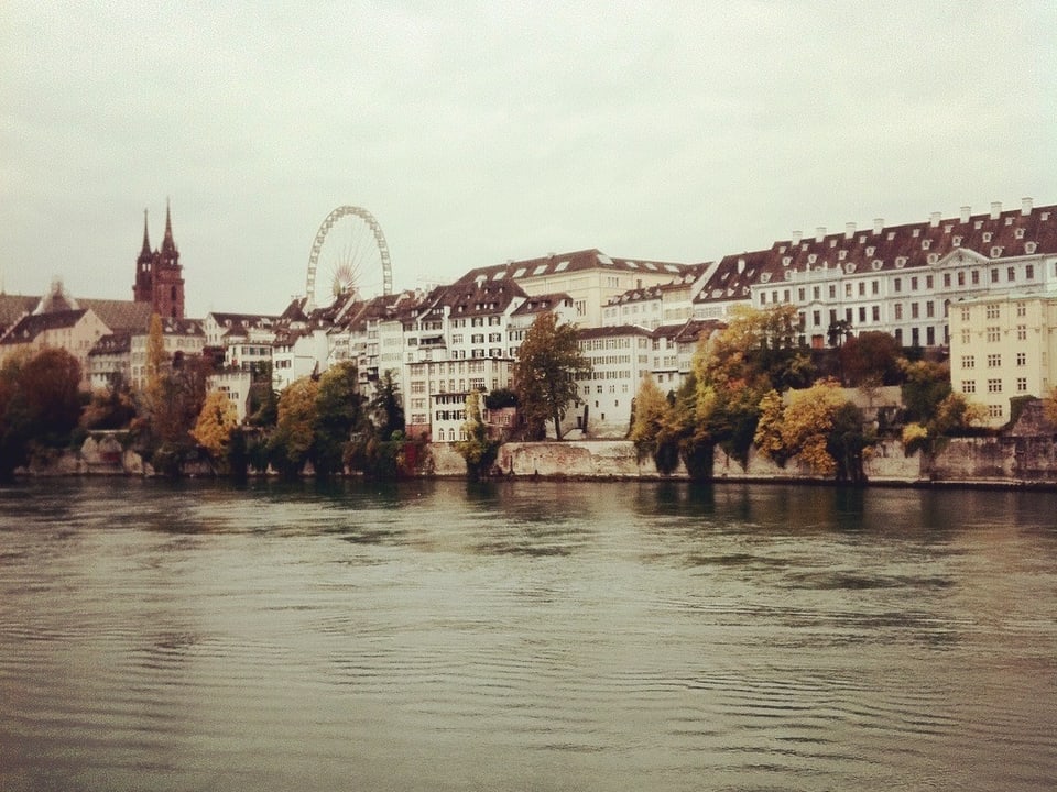 Der wunderbare Basler Rhein zur Herbstzeit. Versunken im Nebelmeer.