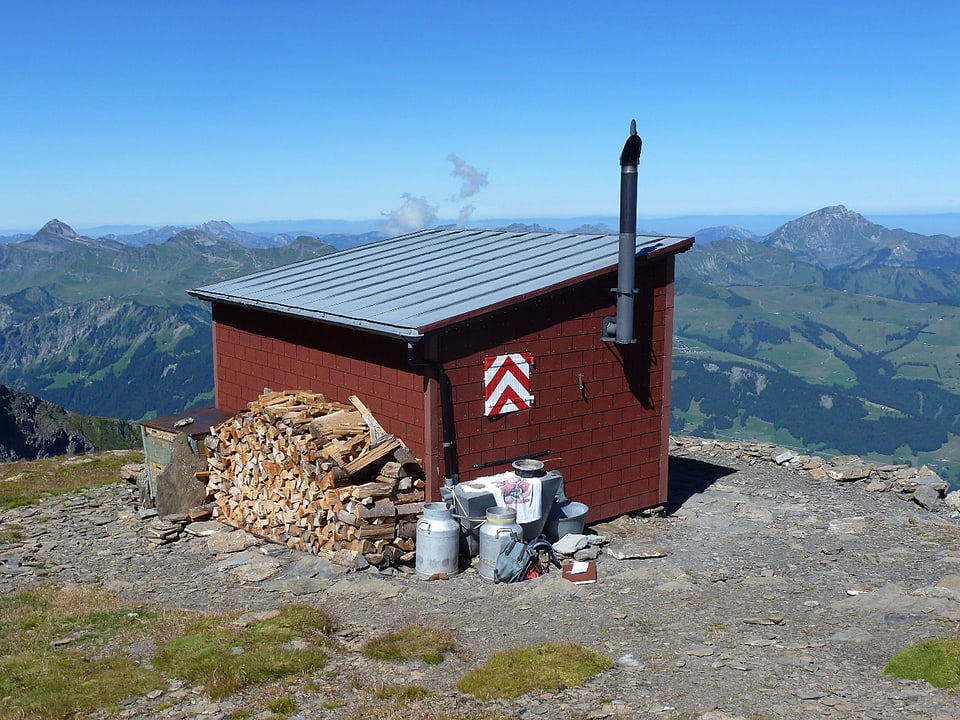 Rückseite der SAC-Hütte Refuge de Chalin vor prächtig blauem Himmel.