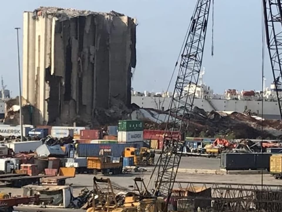 Blick auf den nach wie vor stark zerstörten Hafen.