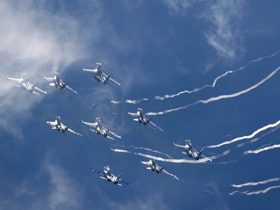 Eine Staffel von neun Jets in der Luft