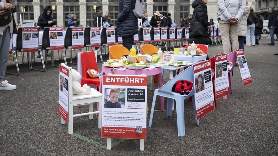 Auch ein Tisch für die entführten Kinder aus Israel wurde aufgestellt. 