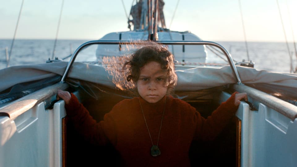Ein Mädchen steht in der Mitte des Boots.