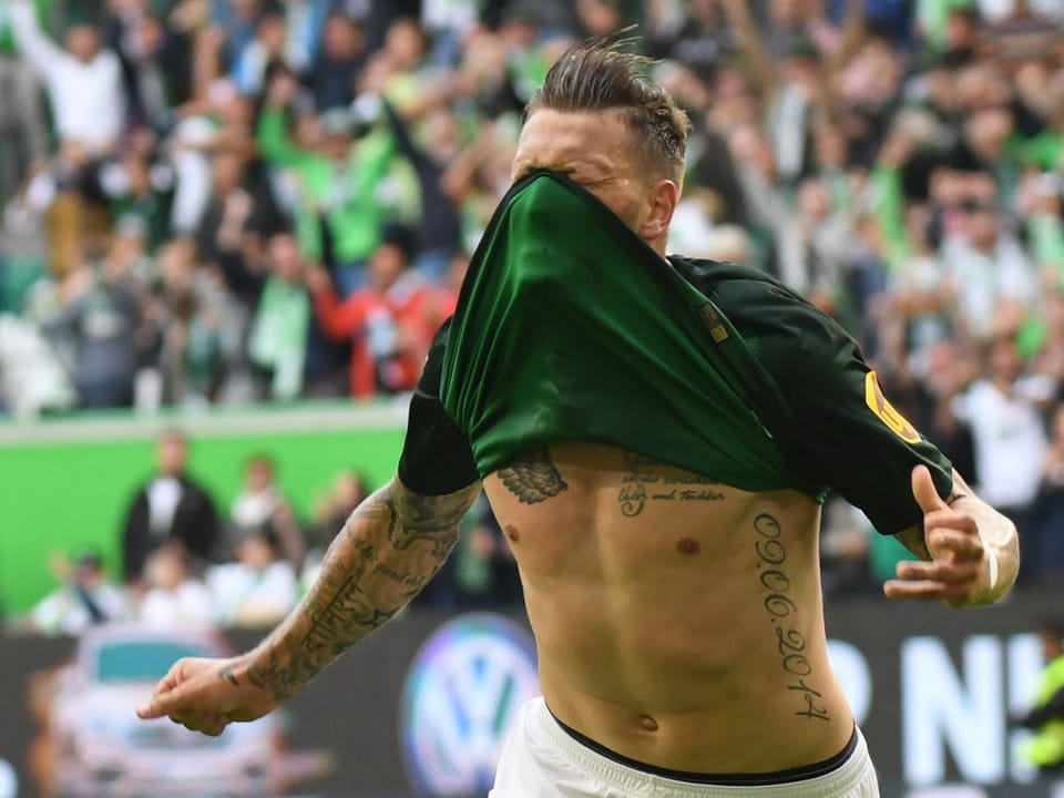 Wolfsburgs Ginczek bejubelt seinen Treffer gegen Schalke.