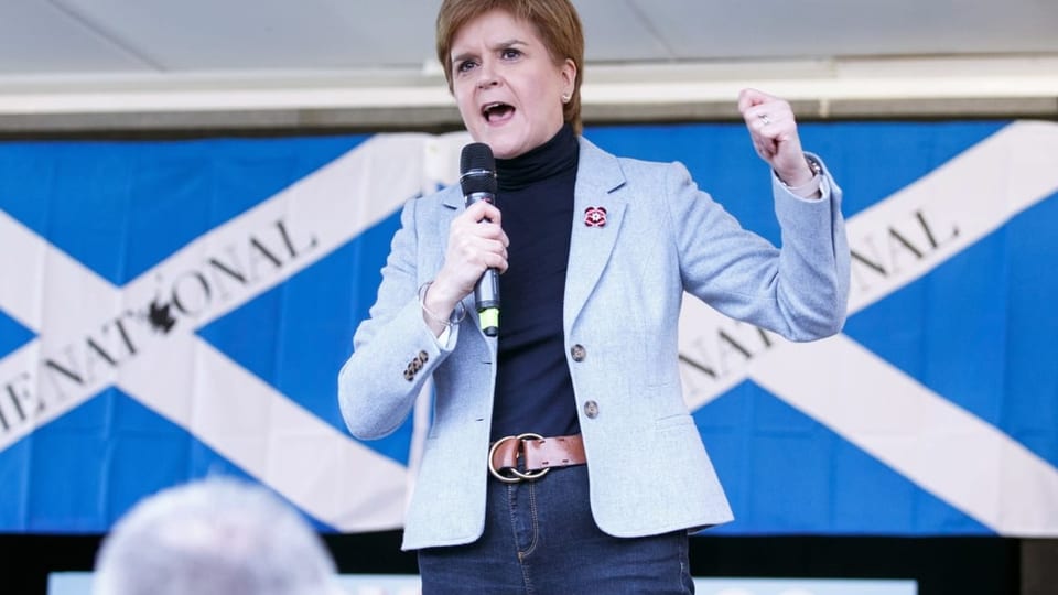 Nicola Sturgeon vor einer Schottland-Flagge.