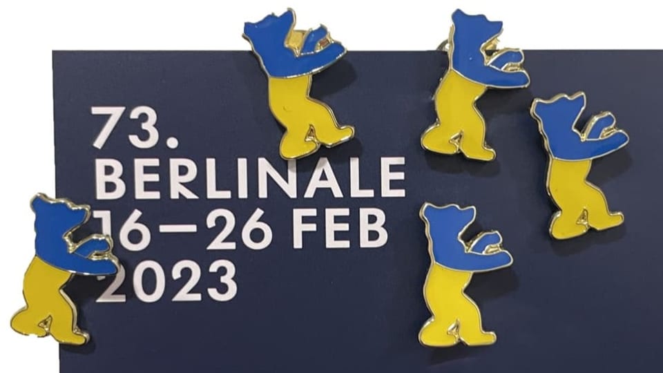 Fünf bärenförmige Berlinale-Pins in den ukrainischen Nationalfarben.