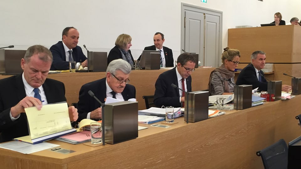 Aargauer Regierungsräte und -rätinnen im Aargauer Parlamentssaal