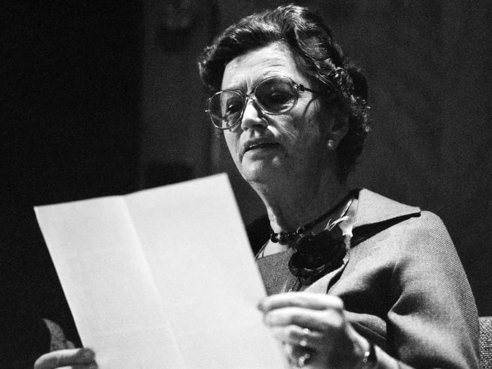 Selina Chönz (1910-2000), die Autorin des Schellen-Ursli, liest im Februar 1979 einen Text für eine Sendung von Radio DRS.