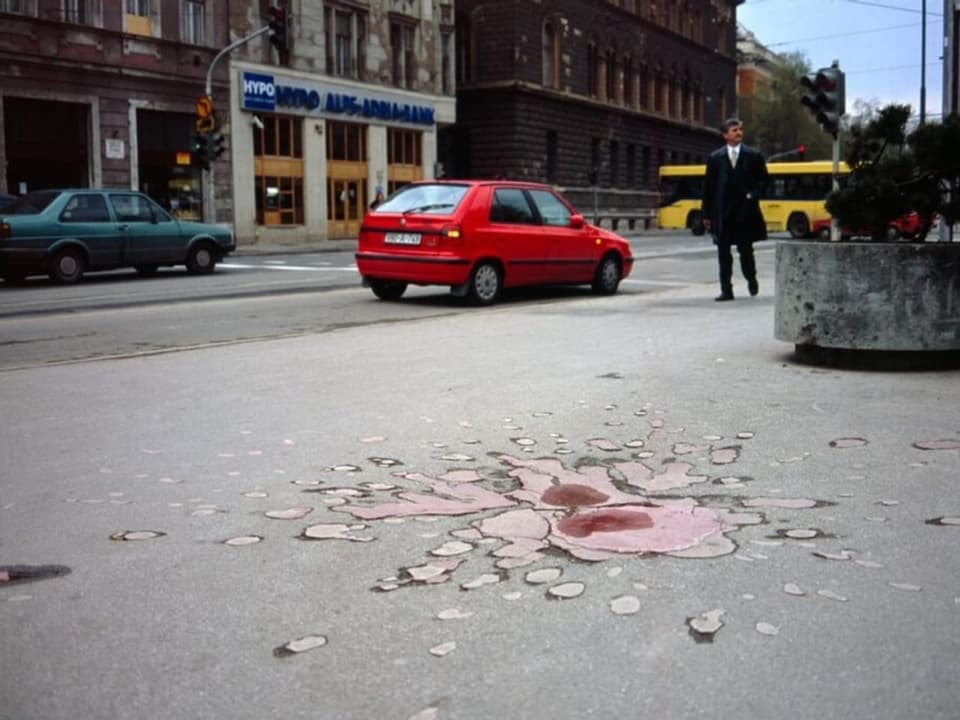 Eine Strasse in Sarajevo mit einer roten Gedenkrose