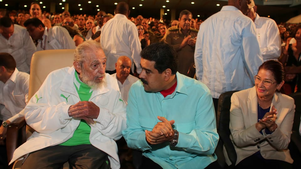Fidel Castro und Nicolas Maduro unterhalten sich bei einem Fest.
