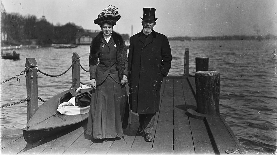 Schwarzweissbild: Ein Mann und eine Frau stehen auf einem Bootssteg.